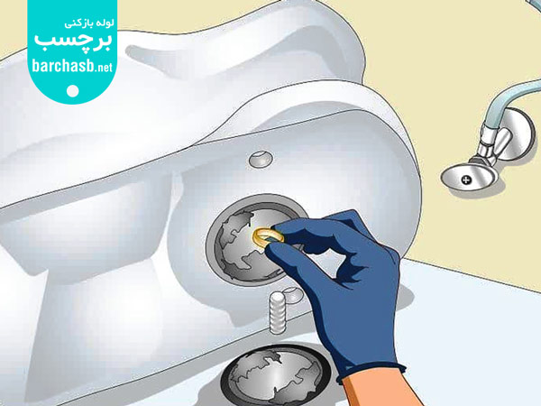 در آوردن اشیا از توالت با جدا کردن توالت فرنگی